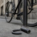 Guide complet sur les démarches à effectuer après un vol de vélo avec Riposte : porter plainte en ligne, déclarer à son assurance, et utiliser la plateforme Riposte pour centraliser toutes les informations.